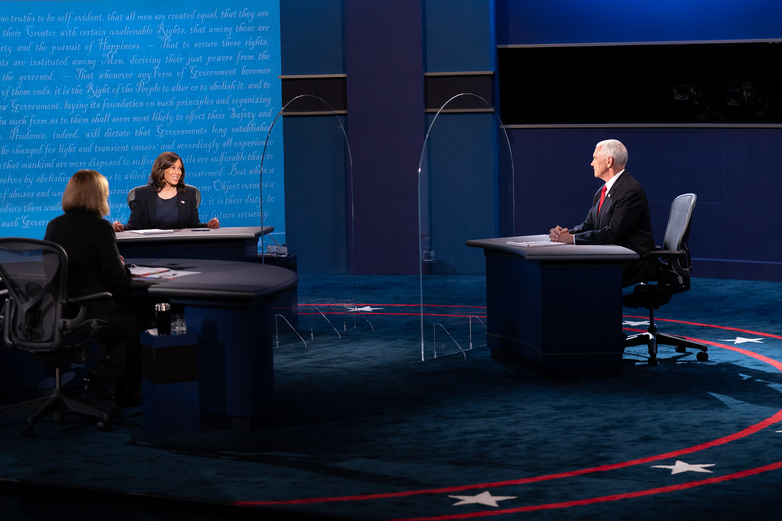 La senadora californiana Kamala Harris, el vicepresidente Mike Pence y la moderadora Susan Page en el Debate Vice-Presidencial en Salt Lake City.