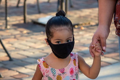 Niño pequeño con mascarilla durante la pandemia de COVID-19