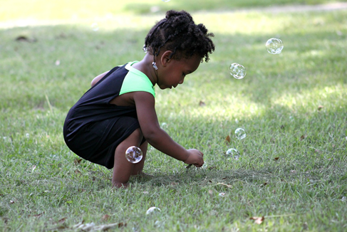 Niño pequeño experimentando con burbujas