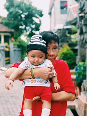 Infantil con su abuela indonesia