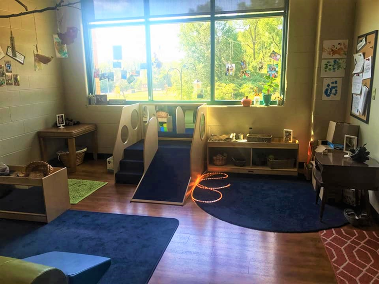 ambiente infantil habitación con gran ventanal creando luz natural.
