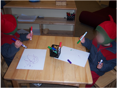 Dos niños pequeños en mesa tamaño niño, dibujo.