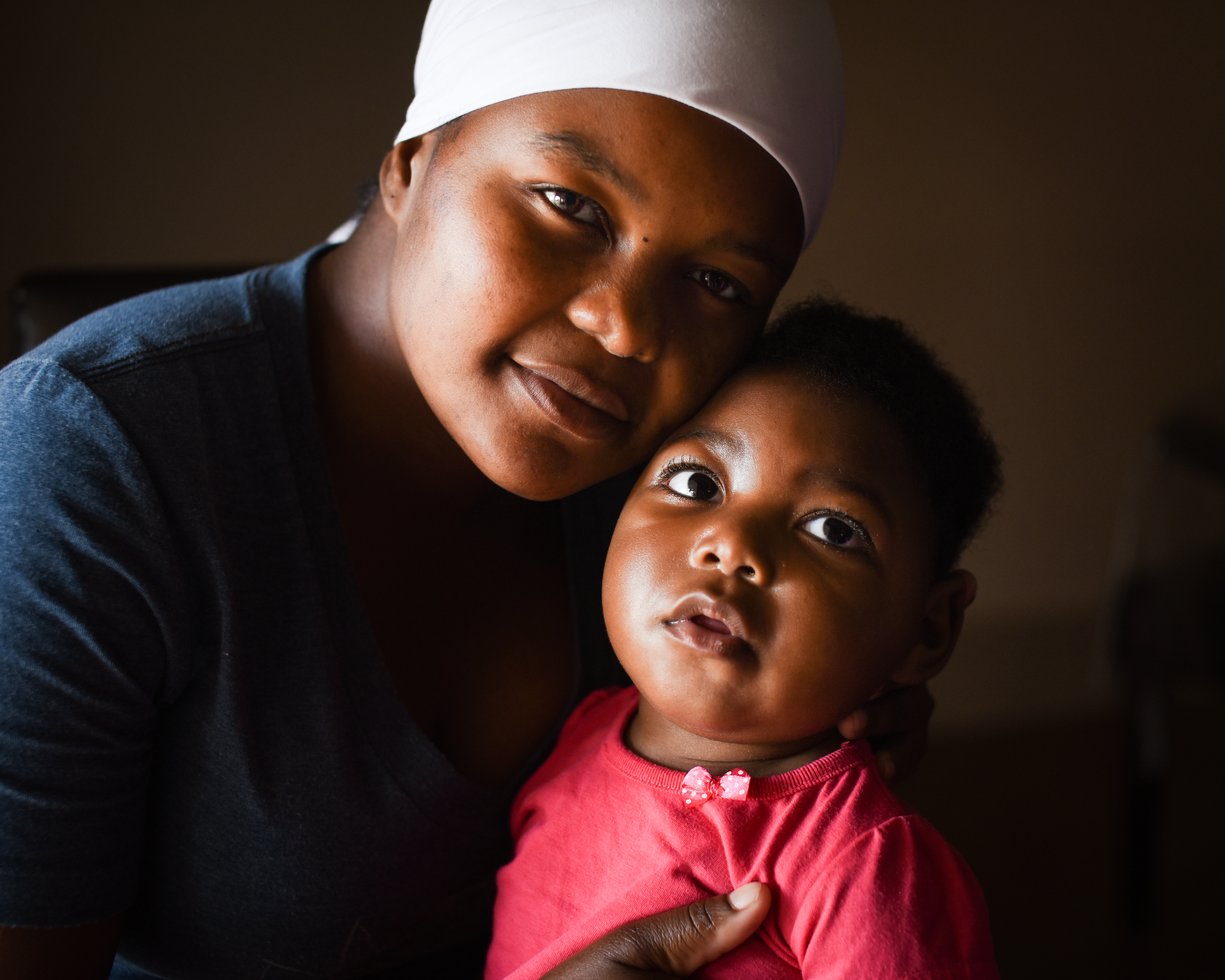 Una madre sudafricana sostiene a su hijo con discapacidad