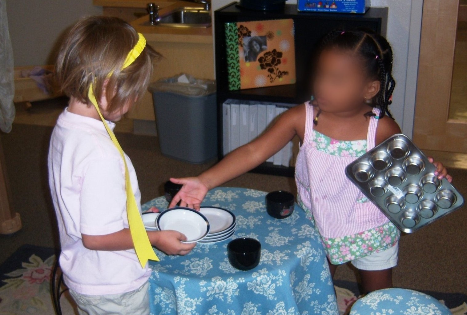Dos preescolares juegan en la cocina