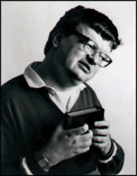 Photo from the waist up of man named Kim Peek in glasses .