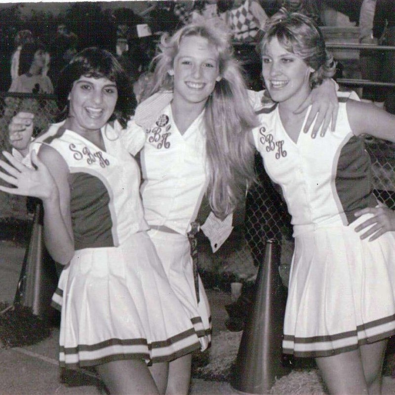 Porristas fotografiadas en un anuario de secundaria de la década de 1980.
