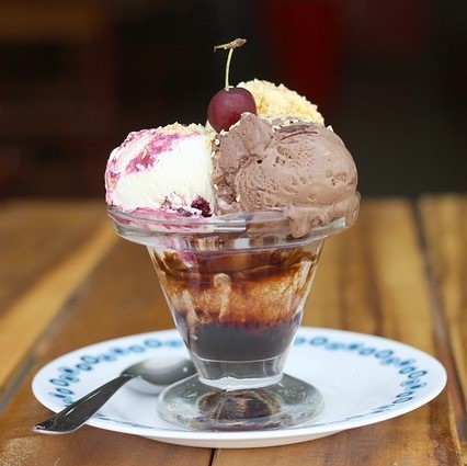 Un helado con una cereza en la parte superior.